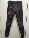 Byxor / jeans med broderi (strl 38)