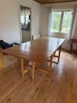 Matbord i massiv furu