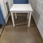 Ett vitt bord från IKEA, modell NORDEN mått: 74x74