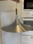 Taklampa i plåt och teak