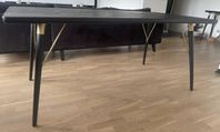 Nordal Chantal matbord – svart med gulddetaljer, 180 cm