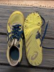 Spikskor Asics storlek 42