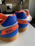 Fina SALA ADIDAS skor  storlek 38