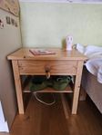 Sängbord i trä.