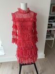 Carmine mini dress från By Malina 