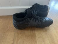 Puma fotbollsskor strl 40,5