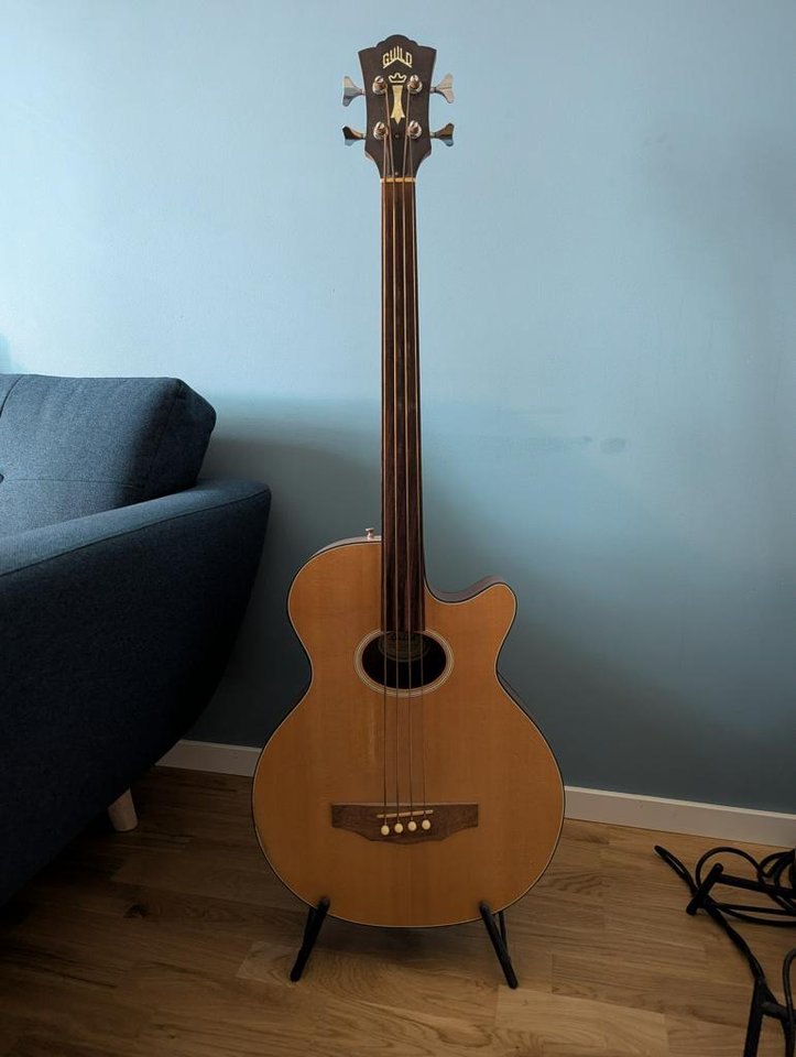 Guild B4CE akustisk basgitarr...
