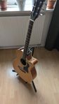 Stålsträngad akustisk gitarr med ställ tillbehör