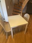 Bord (IKEA) och två stolar (Jysk)