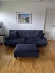 Mörkblå soffa med fotpall