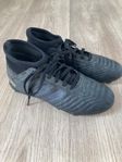 Fotbolsskor stl 33