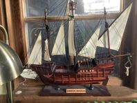 Stort modellskepp i Piratstil. otroligt fint handgjort!