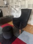 Fotölj med nackkudde samt fotpall