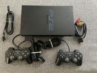 Playstation 2 med två kontroller och alla kablar.