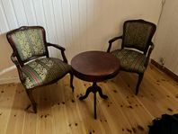 Karmstolar par med litet bord
