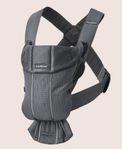 BabyBjörn bärsele mini 3D-mesh i antracitgrå färg.