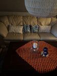 3 sits soffa med 2 tillhörande fotöljer och ett soffbord
