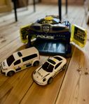 2 polisbilar med garage