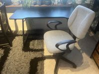 Skrivbord och stol