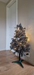 Mysig julgran med pynt och ljusslinga