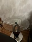 2 stycken glas sidobord och ett soffbord