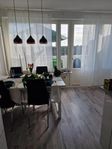 ett matbord med 6 stolar