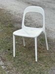 fyra vita IKEA Ps stolar