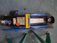 Beg.. . Domkraft; 2 ton samt 2 st Pallbockar; 1,5 ton