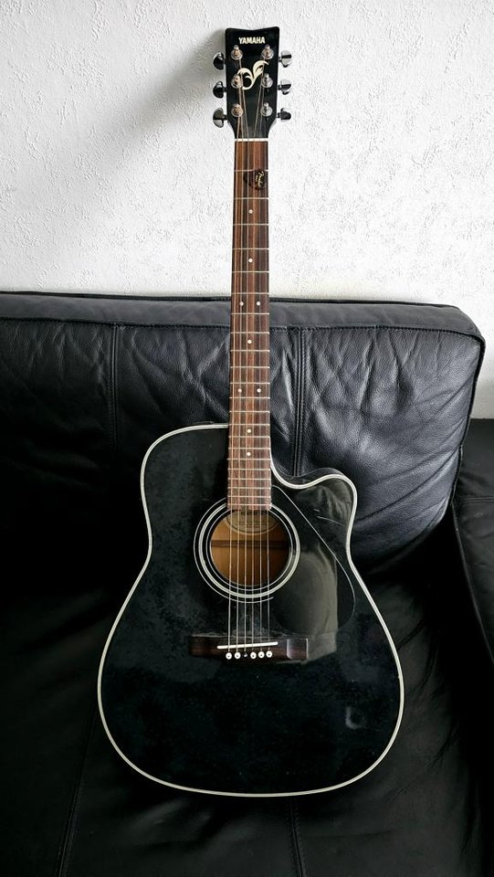 Yamaha halvakustisk gitarr