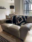2 sits soffa i beige skinn, från ILVA