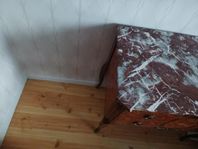 Vacker antik byrå med marmor. 