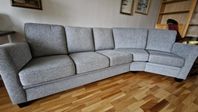 Grå vinklad soffa City från Möbelform