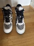 Guess- Höga Kilklacks Sneakers Strl 39