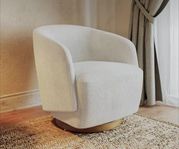 Beige bouclé snurrfåtölj med träfot – stilren loungef