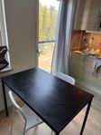 Jag säljer ett svart köksbord från IKEA med måtten 27x44