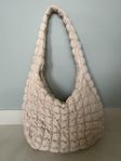 QUILTAD CROSSBODYVÄSKA I OVERSIZEMODELL