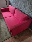 Röd soffa Ikea. 