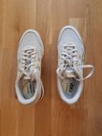 Asics skor