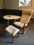Gazell fåtölj svikt & pall – fårskinn sand/ ek