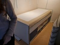 barnsäng med förvaring