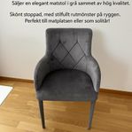 Eleganta matstolar i grå sammet