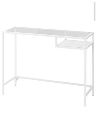 Modernt avlastningsbord i vitt med glas (Lånad bild)