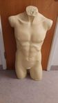Torso i äkta plast.