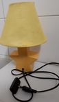 Elegant fönster - bordslampa i adventstar lampfot.