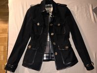 Burberry kort trenchcoat med guldknappar, stl XS