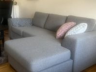 soffa, soffbord, 2 matbord med stolar 