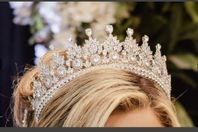 säjer elegant tiara
