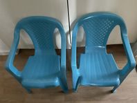 Blå barnstolar i plast