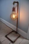 bordslampa i industristil 