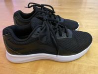Svarta sneakers i storlek 37